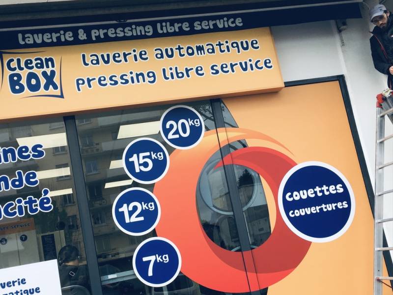 Marquage adhésif sur vitrine à Lyon